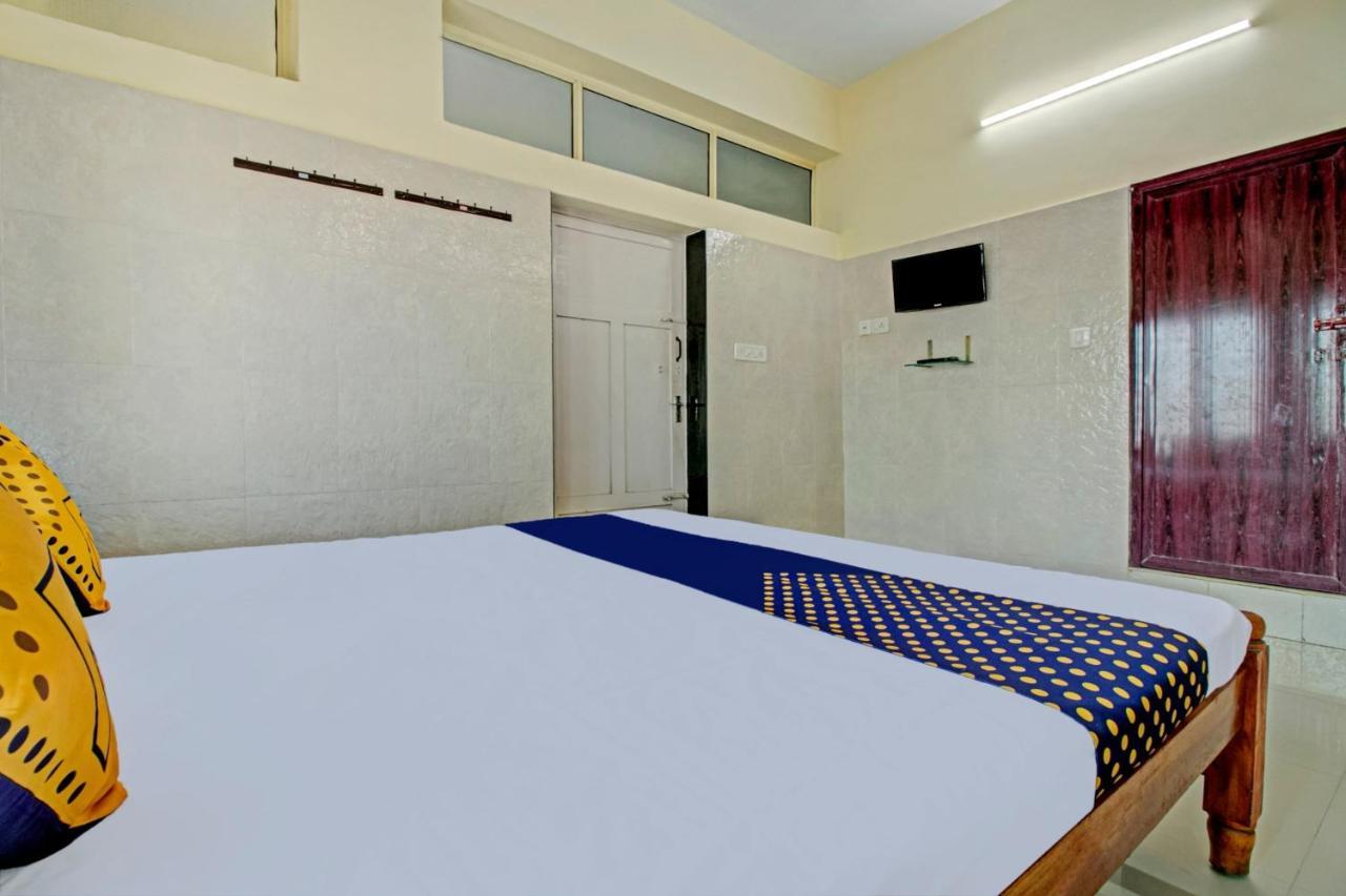Spot On J P Tourist Home كولاّم المظهر الخارجي الصورة