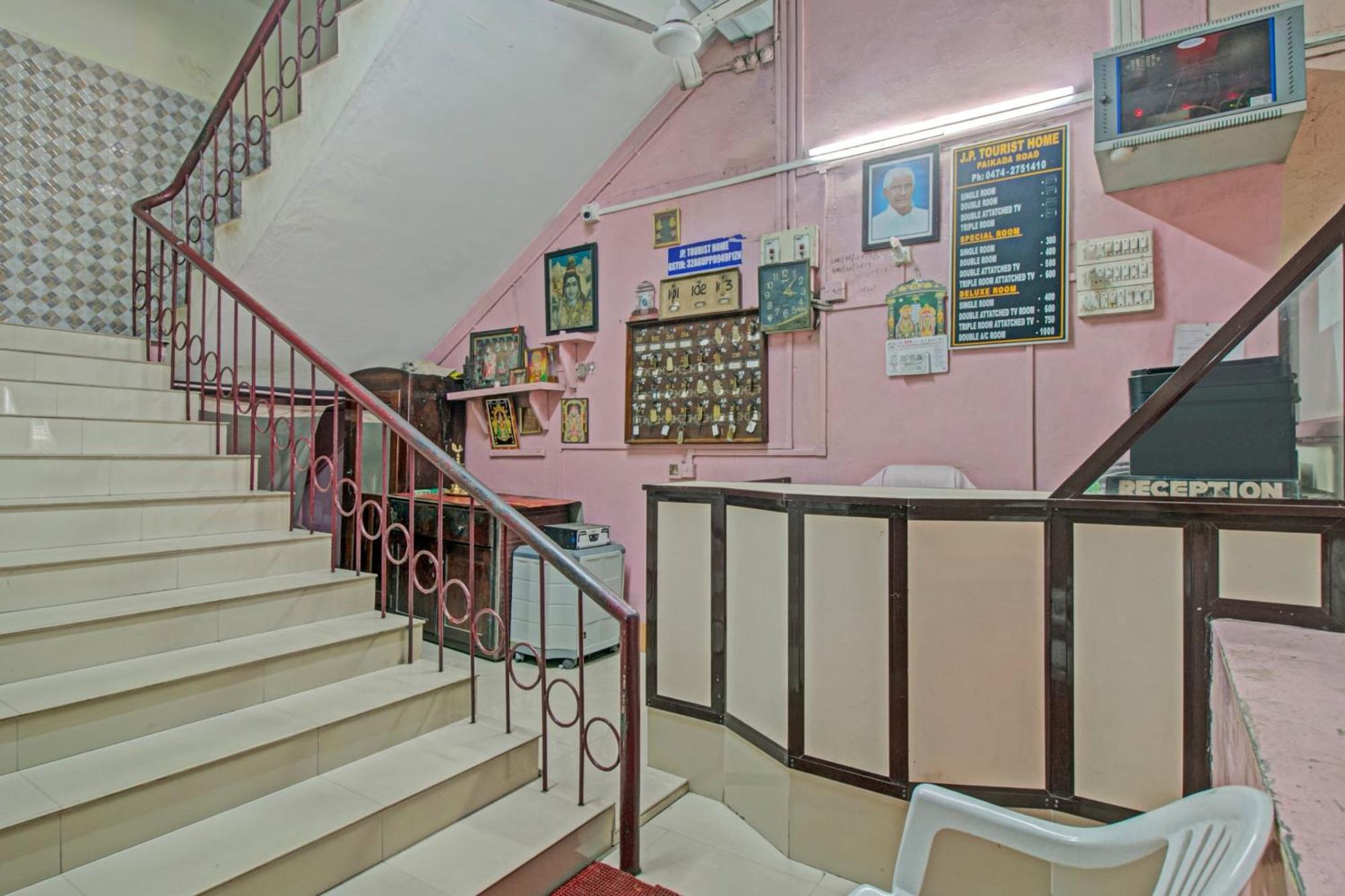 Spot On J P Tourist Home كولاّم المظهر الخارجي الصورة